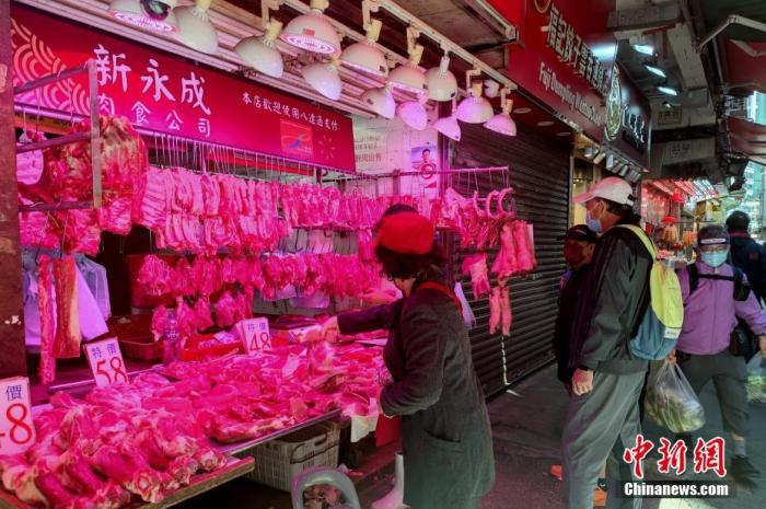 3月8日，香港湾仔多家肉铺恢复营业，新鲜猪肉供应充足。当天凌晨，香港最大的屠宰场上水屠房恢复屠宰服务。特区政府发言人当天表示，活猪供应当天可恢复正常水平。 中新社记者 张炜 摄