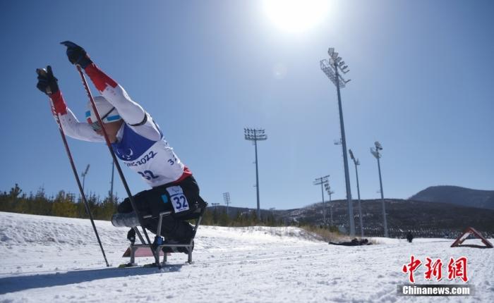 3月8日，北京2022年冬残奥会残奥冬季两项男子中距离-坐姿项目决赛在张家口国家冬季两项中心举行，中国选手刘梦涛以30分37秒7的成绩夺得冠军。图为刘梦涛在比赛中奋力滑行。 中新社记者 侯宇 摄