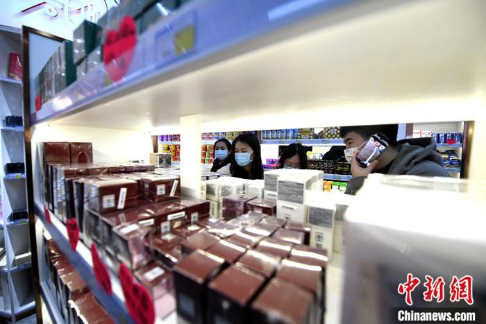 3月8日，福建福州，顾客在保税店购买商品。 中新社记者 王东明 摄