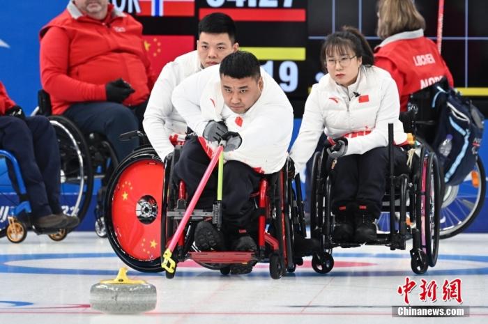3月9日，北京2022年冬残奥会轮椅冰壶循环赛第十三轮比赛在国家游泳中心举行，中国队以7:4战胜挪威队。图为中国队选手张明亮（左）、王海涛（中）、闫卓（右）在比赛中。 中新社记者 杨华峰 摄