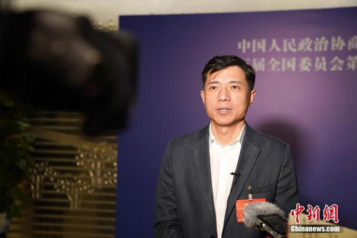 全国两会期间，全国政协委员李彦宏在北京接受媒体采访。 中新社记者 刘亮 摄