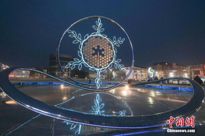 3月9日晚，北京冬残奥会延庆赛区火炬台“长城之光”在夜色下流光溢彩。延庆赛区火炬台是三大赛区中唯一设立在闭环之外的火炬台。 中新社记者 贾天勇 摄