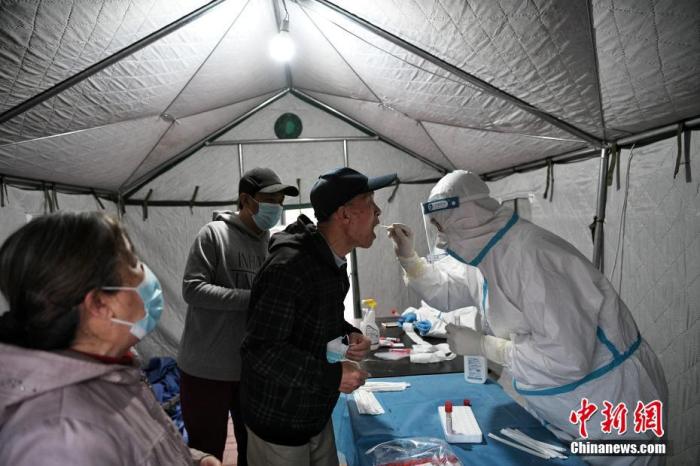3月10日晚，在天津市西青区一社区内，民众进行核酸检测。当天，天津市西青区全员、河西区、津南区、红桥区、南开区的部分区域连续开展三天核酸筛查。 中新社记者 佟郁 摄