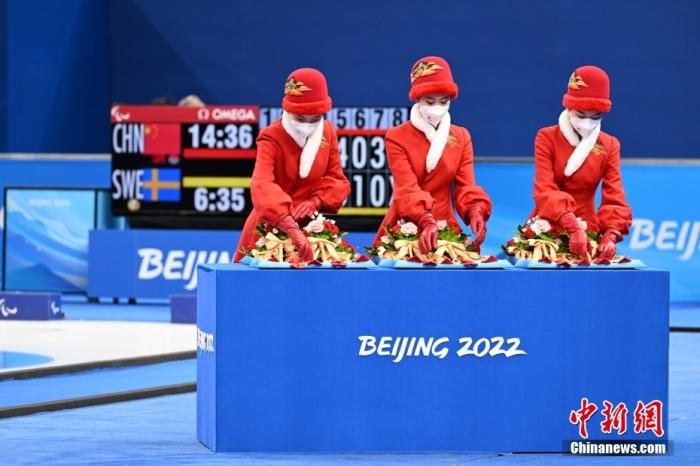 北京2022年冬残奥会轮椅冰壶颁奖仪式。 中新社记者 刘冉阳 摄