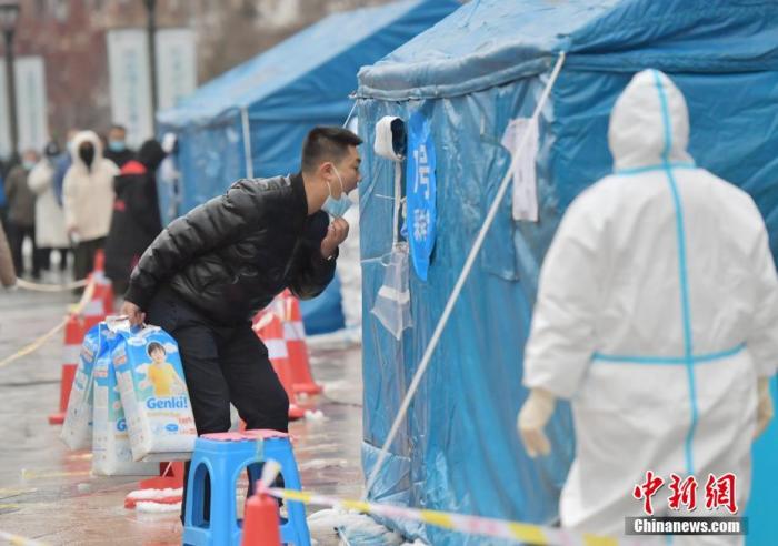 资料图：吉林长春，市民正在进行核酸检测。 中新社记者 张瑶 摄