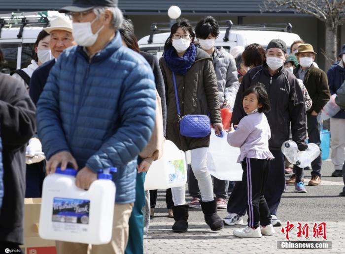 当地时间2022年3月17日，日本福岛，地震导致供水中断，民众排队取水。图片来源：ICphoto