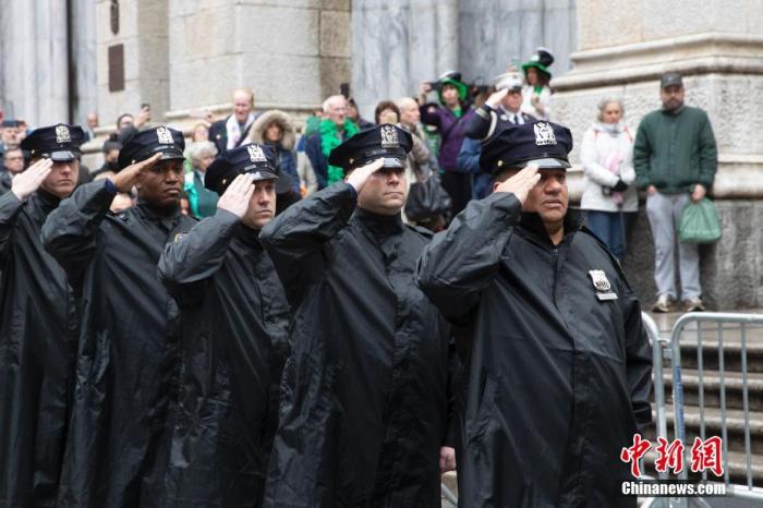 当地时间3月17日，纽约圣帕特里克节游行活动中的警察参加向新冠逝者默哀仪式。当天，纽约恢复举行圣帕特里克节游行，游行举行了向新冠逝者默哀仪式，该游行因新冠疫情停办两年。圣帕特里克节是爱尔兰传统节日，为纪念爱尔兰守护神圣帕特里克而设立。 中新社记者 廖攀 摄