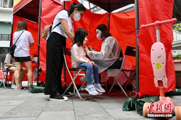 资料图：香港市民接种新冠疫苗。 中新社记者 李志华 摄