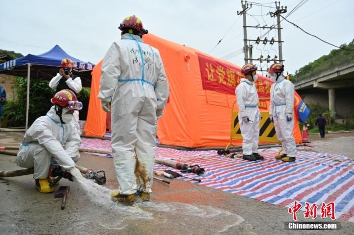 3月27日，救援人员在核心区换岗之后经过洗消出场。当日，“3·21”东航飞行事故客机第二个黑匣子已找到。26日晚，官方确认东航MU5735航班上人员已全部遇难。中新社记者 王以照 摄
