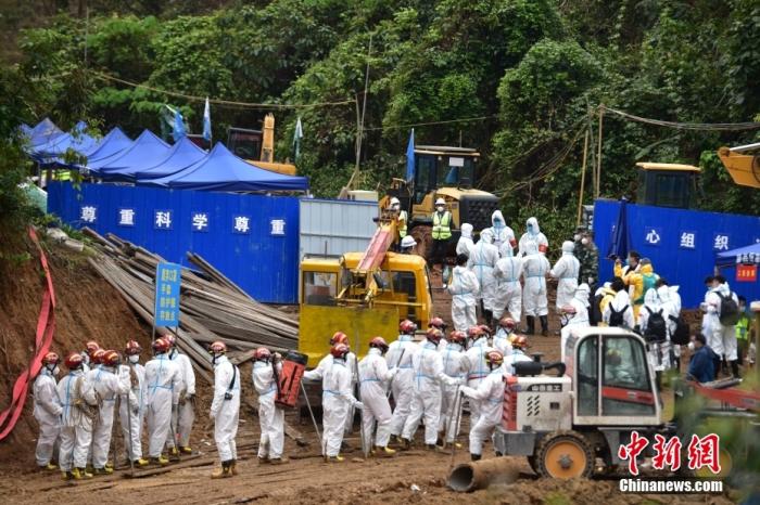 3月27日，在广西梧州藤县东航MU5735航班坠机救援现场，救援人员列队准备进入核心区。当日，“3·21”东航飞行事故客机第二个黑匣子已找到。26日晚，官方确认东航MU5735航班上人员已全部遇难。中新社记者 王以照 摄
