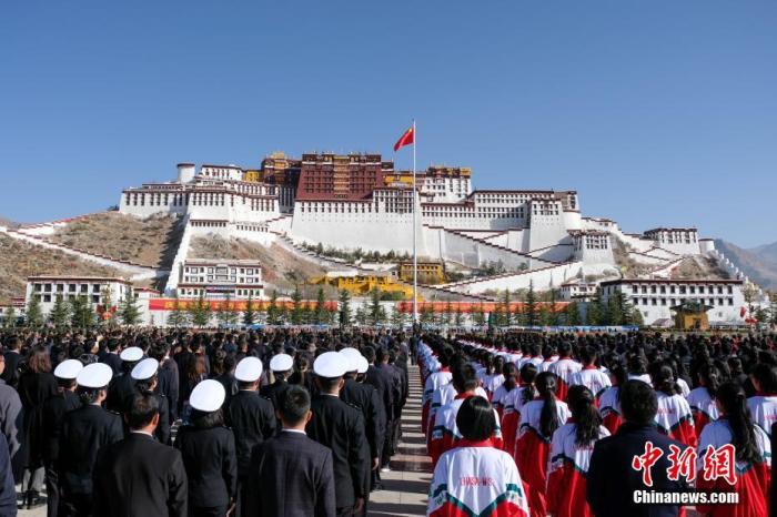 3月28日，西藏各族各界民众聚集在拉萨布达拉宫广场，升国旗、唱国歌，庆祝西藏百万农奴解放纪念日。 中新社记者 江飞波 摄