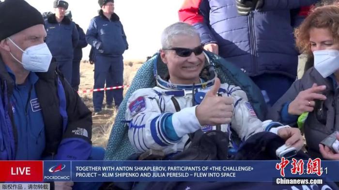 当地时间3月30日，哈萨克斯坦热兹卡兹甘东南方向，载有美俄宇航员的俄罗斯“联盟”号飞船返回地球。图为美国国家航空航天局(NASA)宇航员马克·范德·海出舱。