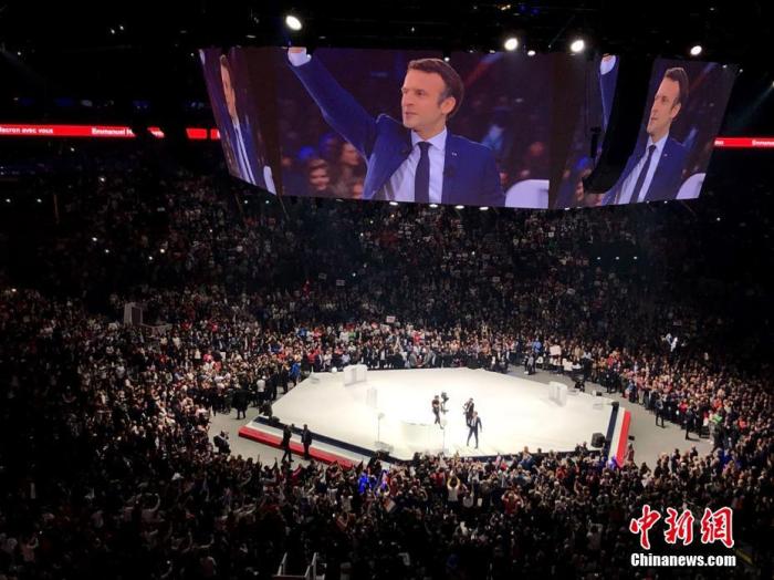 当地时间4月2日，法国总统马克龙在巴黎近郊楠泰尔举行大型竞选集会，意图加强与选民互动，进一步提振选情，为竞选连任做好准备。 中新社记者 李洋 摄