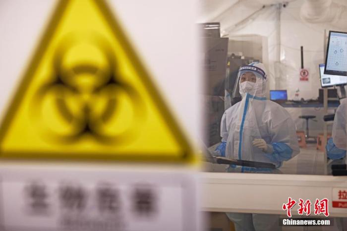 4月11日，工作人员正在上海浦东“火眼”实验室内进行核酸检测工作。殷立勤 摄