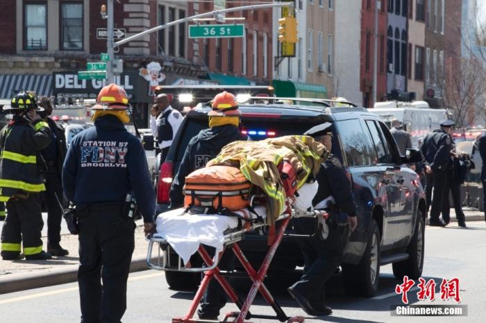 当地时间4月12日，美国纽约市布鲁克林区36街地铁站发生枪击案，图为地铁站外的急救人员。 中新社记者 廖攀 摄