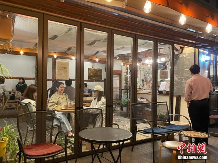 韩国市民在首尔麻浦区一咖啡厅聚会。<a target='_blank' href='/'>中新社</a>记者刘旭摄