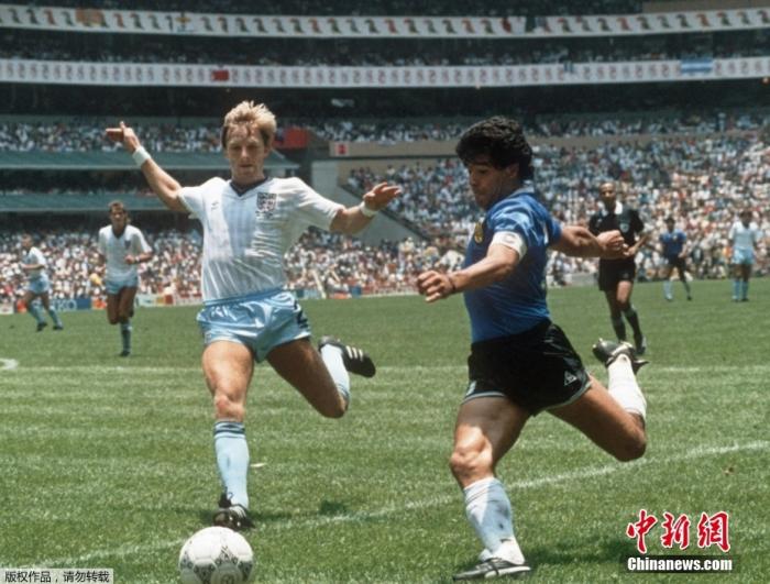 图为1986年6月22日，墨西哥世界杯英阿大战比赛现场，马拉多纳(右)在比赛中。