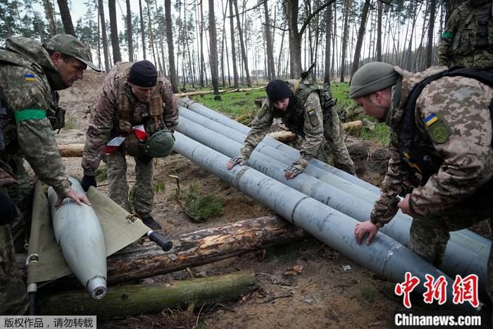 当地时间4月21日，乌克兰别列齐夫卡村附近乌克兰士兵检查俄罗斯军队在最近战斗后撤退时遗弃的弹药。