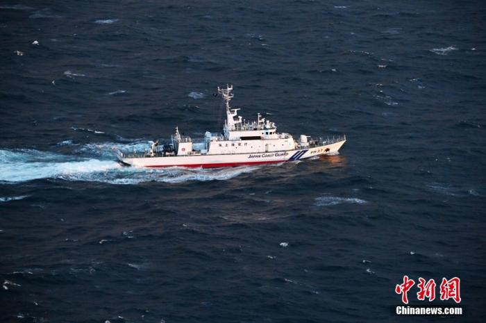 据日本放送协会(NHK)报道，当地时间23日下午，一艘载有26人的观光船在北海道知床半岛海域失联。当地搜救部门表示，截至24日清晨，已有4人被发现，身体状况不明，目前搜救仍在进行。据介绍，船上共有包含2名儿童在内的24名乘客以及1名船长和1名船员，失联之前，该船曾发出求救信号，称“船头浸水已呈30度倾斜，引擎失灵，正在沉没”。图为一艘日本海岸警卫队的船只在知床半岛附近搜寻失踪的观光船。图片来源：视觉中国
