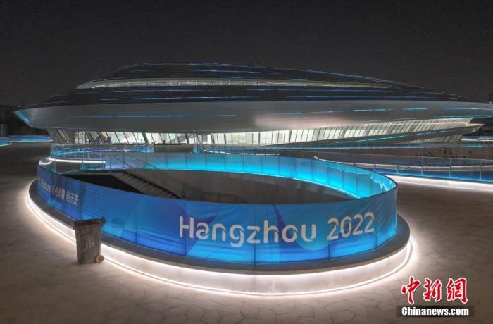 杭州亚运会电子竞技场馆入夜亮灯，颇具科技感。(无人机照片)
中新社
记者 王刚 摄