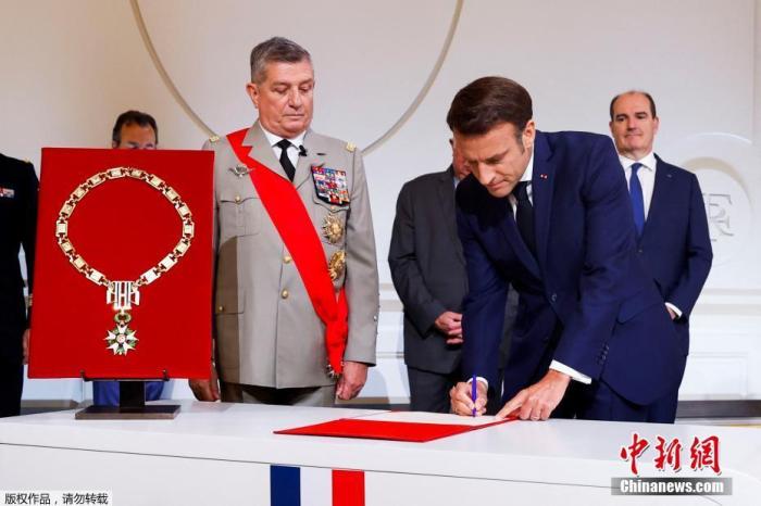 当地时间5月7日，法国总统马克龙在巴黎爱丽舍宫举行连任就职仪式。图为就职仪式现场。