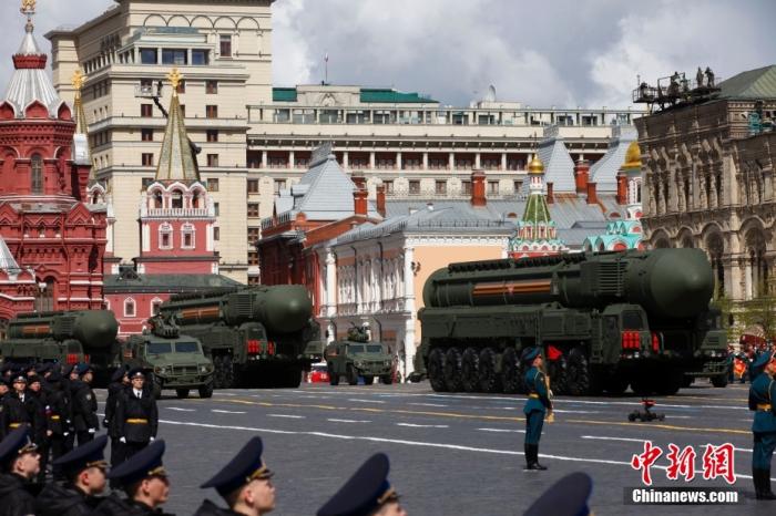 当地时间5月9日，俄罗斯在首都莫斯科红场举行纪念伟大卫国战争胜利77周年阅兵式。中新社记者 田冰 摄  
