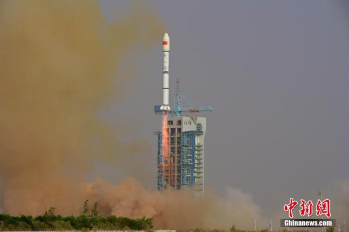 北京时间5月20日18时30分，中国在酒泉卫星发射中心使用长征二号丙运载火箭，采取一箭三星方式，成功将3颗低轨通信试验卫星发射升空。卫星顺利进入预定轨道，发射任务获得圆满成功。该低轨通信试验卫星主要用于开展在轨通信技术试验验证。此次任务是长征系列运载火箭第421次飞行。汪江波 摄