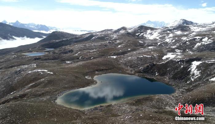 四川甘孜州在海拔4295米的高山峡谷间发现多个高山湖泊(海子)，其中一个湖泊酷似“心形”。 刘忠俊 摄