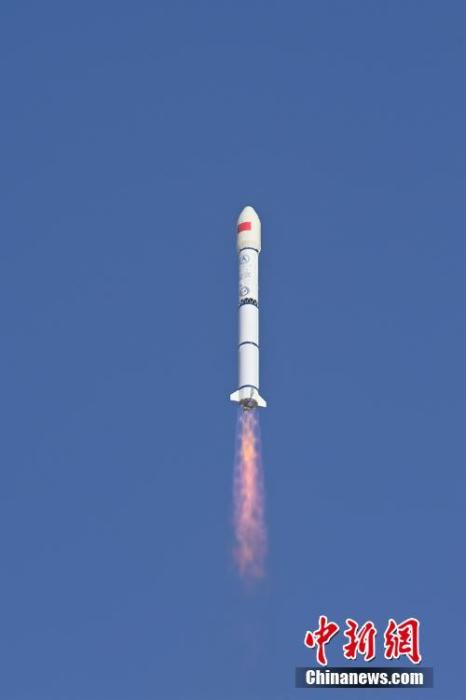 北京时间5月20日18时30分，中国在酒泉卫星发射中心使用长征二号丙运载火箭，采取一箭三星方式，成功将3颗低轨通信试验卫星发射升空。卫星顺利进入预定轨道，发射任务获得圆满成功。该低轨通信试验卫星主要用于开展在轨通信技术试验验证。此次任务是长征系列运载火箭第421次飞行。汪江波 摄