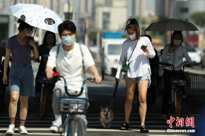 5月21日，北京迎来高温天气，市气象台发布高温蓝色预警信号，市民清凉出行。 中新社记者 蒋启明 摄  