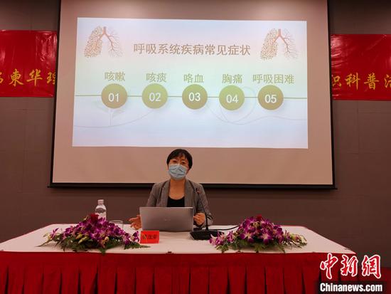 图为5月4日，樊茂蓉在金边当地华社进行中医知识讲座。 中新社发 中国援柬中医抗疫医疗队 提供