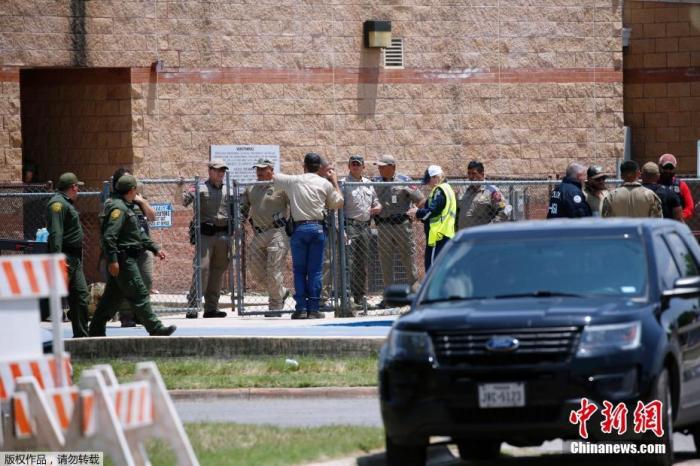 美国得克萨斯州州长阿博特当地时间2022年5月24日证实，该州乌瓦尔德市(uvalde)罗伯小学发生枪击事件，造成15人死亡，另有多人受伤。18岁的枪手也已死亡。图为执法人员在事发现场调查。