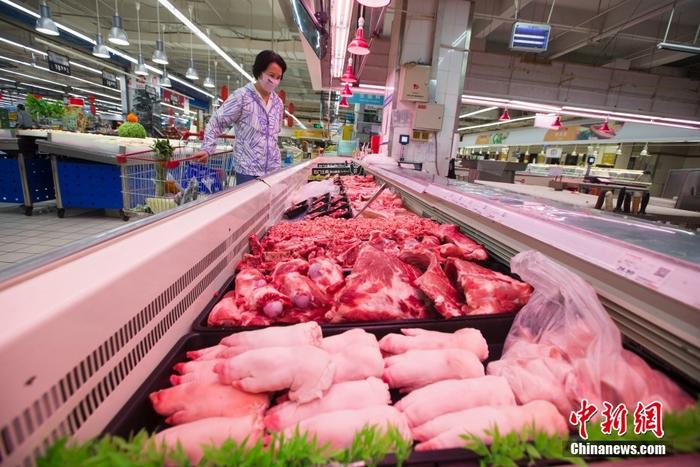 6月10日，中國國家統計局公布數據顯示，2022年5月份，全國居民消費價格同比上漲2.1%，環比下降0.2%。圖為6月9日，山西太原，消費者在超市選購豬肉。 <a target='_blank' href='/'>中新社</a>記者 張云 攝