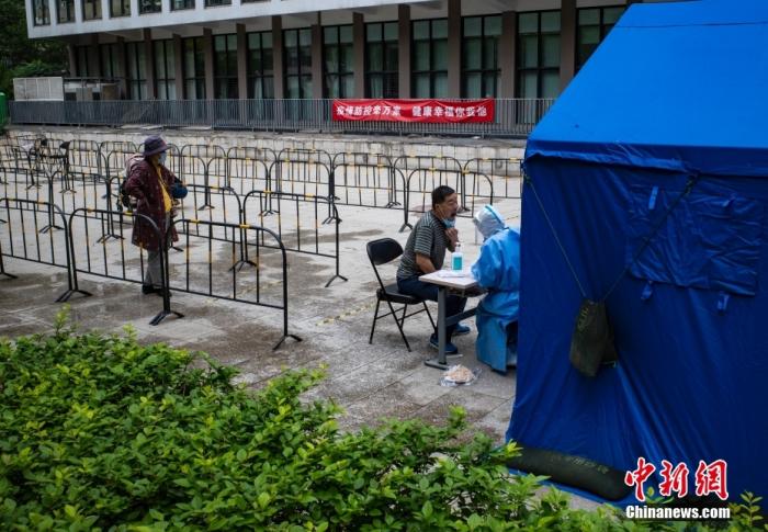 6月13日，北京市朝阳区望京街道一个居民小区内的核酸检测采样点 中新社记者 侯宇 摄