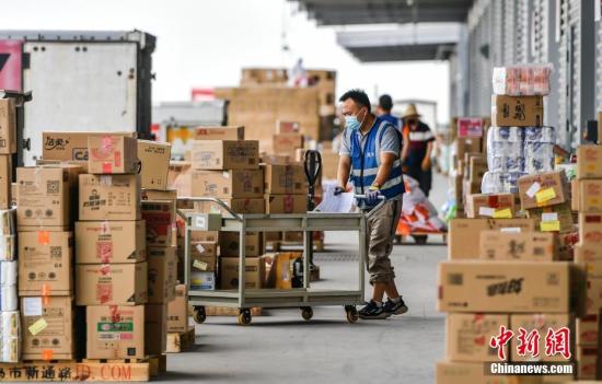 China's courier delivering volume hits 132 billion parcels in 2023