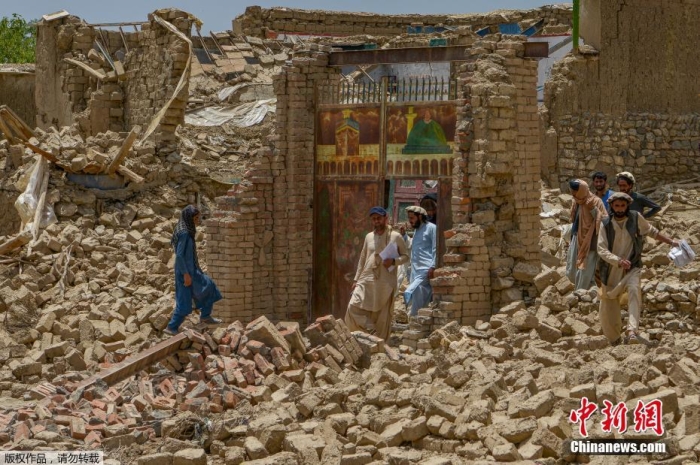 当地时间6月23日，阿富汗帕克提卡省地震灾区，村民和救援人员正在检查村庄的受损程度。