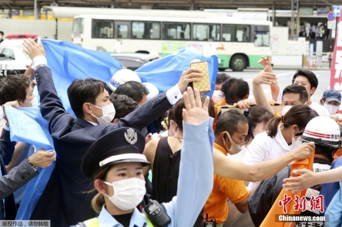 当地时间7月8日，日本前首相安倍在奈良市进行演讲时遭到枪击。日媒称，嫌疑人已被警方控制。图为日本前首相安倍晋三被枪击后现场一片混乱。