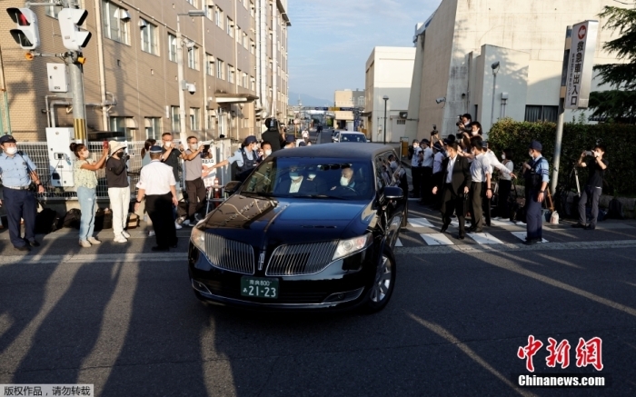 当地时间7月9日上午，一车队驶离奈良县立医科大学附属医院。据悉，车上载有日本前首相安倍晋三的遗体，遗体将在今天之内被送往东京。
