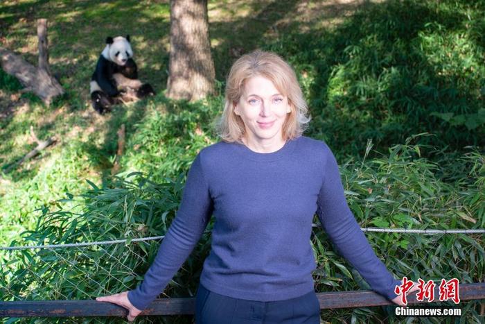 “美中合作保护大熊猫的故事告诉我，当这两个国家为了共同目标一起努力时，一切皆有可能。”美国国家动物园园长布兰迪·史密斯（Brandie Smith）近日在回顾美中大熊猫保护项目的发展时如是说。图为史密斯在大熊猫馆。 美国家动物园供图 Skip Brown 摄