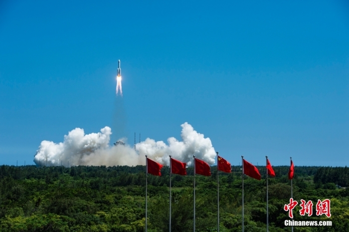 7月24日14时22分，搭载问天实验舱的长征五号B遥三运载火箭，在中国文昌航天发射场准时点火发射，约495秒后，问天实验舱与火箭成功分离并进入预定轨道，发射取得圆满成功。 中新社记者 侯宇 摄