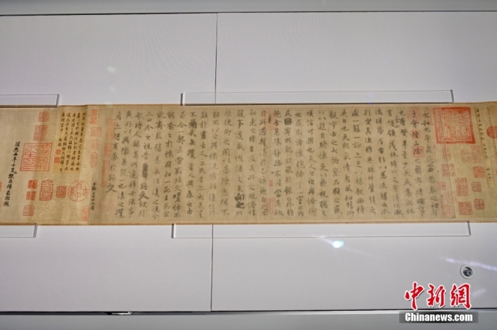 香港故宫文化博物馆的展厅展出《行书摹兰亭序帖》。 <a target='_blank'  data-cke-saved-href='/' href='/'>中新社</a>记者 李志华 摄 　