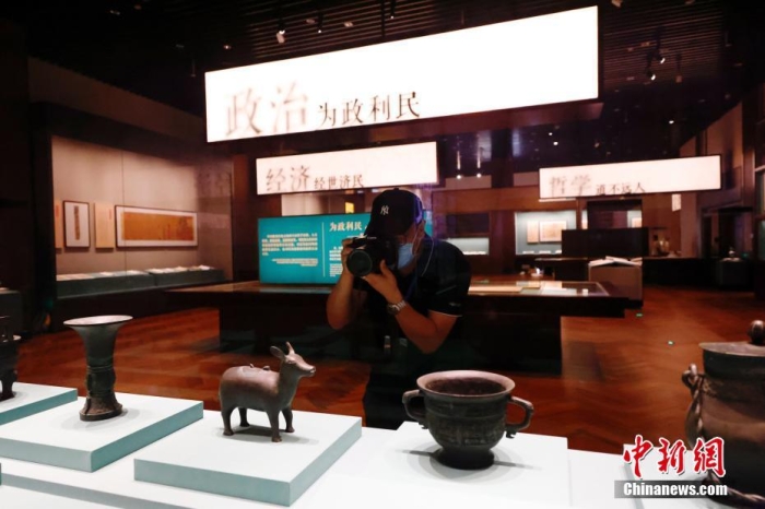 图为记者拍摄中国国家版本馆中央总馆的展览陈设。 <a target='_blank' href='/'>中新社</a>记者 韩海丹 摄