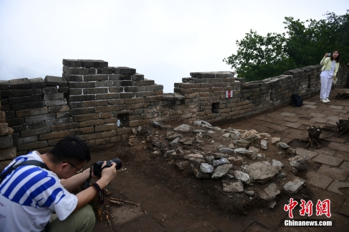 图为记者在拍摄古炮台遗址。 <a target='_blank' href='/'>中新社</a>记者 田雨昊 摄