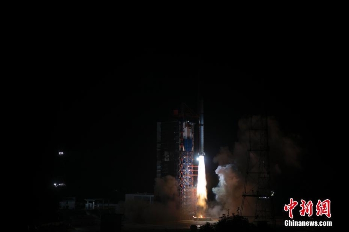 北京时间2022年8月20日1时37分，中国在西昌卫星发射中心使用长征二号丁运载火箭，成功将遥感三十五号04组卫星发射升空。卫星顺利进入预定轨道，发射任务获得圆满成功。该卫星主要用于科学试验、国土资源普查、农产品估产及防灾减灾等领域。应龙飞 摄