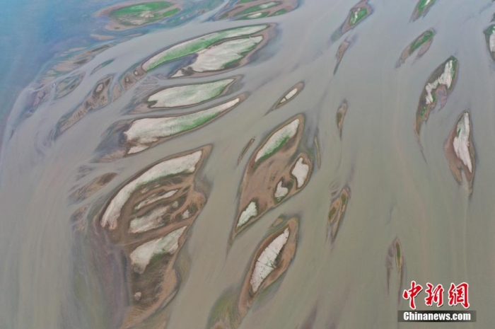 高温“烤”验鄱阳湖流域 民众引水“解渴”