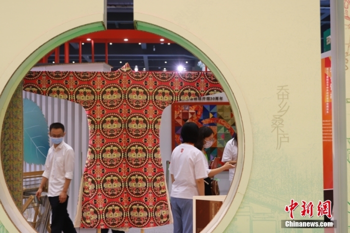 图为观众在中国丝绸博物展区参观。 <a target='_blank' href='/'>中新社</a>发 程航 摄
