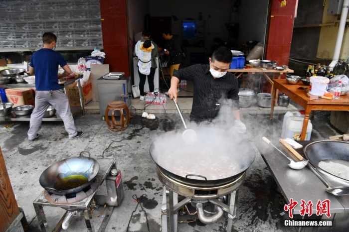 9月8日，四川泸定磨西镇，当地的村民拿出自家的米面粮油，自发为地震救援人员准备餐食。 <a target='_blank' href='/'>中新社</a>记者 张浪 摄