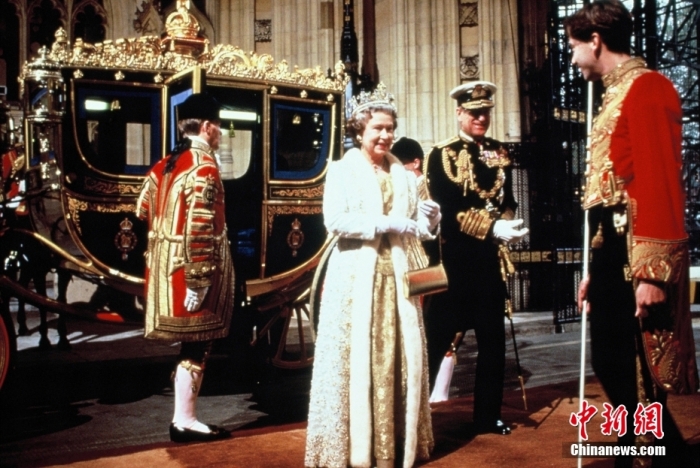 1990年11月7日，英国伦敦，英国女王伊丽莎白二世与菲利普亲王出席英国国会开幕大典。图片来源：视觉中国