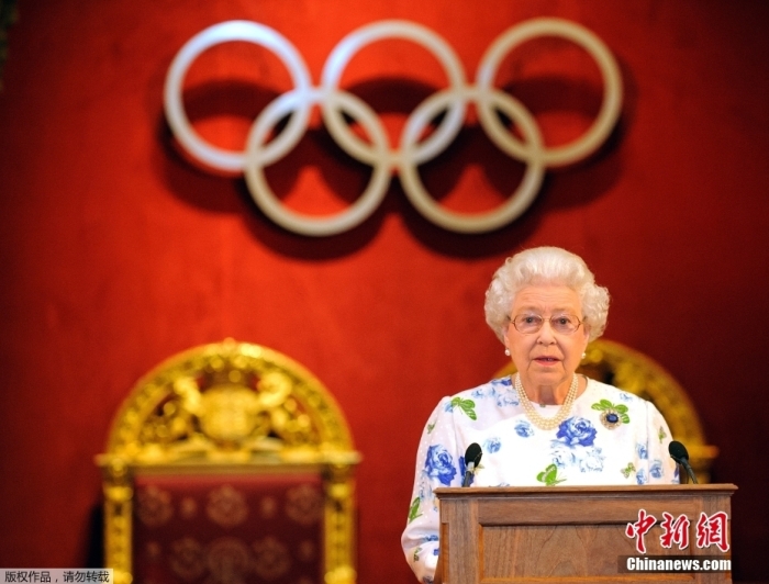 2012年7月23日，英女王伊丽莎白二世在白金汉宫为国际奥委会成员举行的招待会上发表讲话。