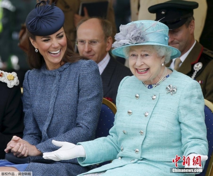 资料图：英国已故女王伊丽莎白二世(右)与凯特王妃。